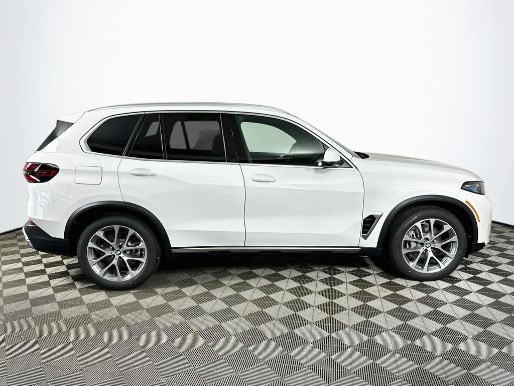 New 2026 Alpine White BMW xDrive40i image 4