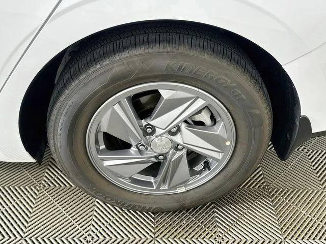 Certified Pre-Owned 2025 Hyundai Elantra SE