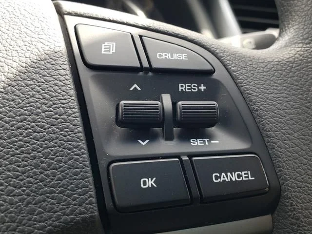 Used 2018 White Hyundai SE image 23