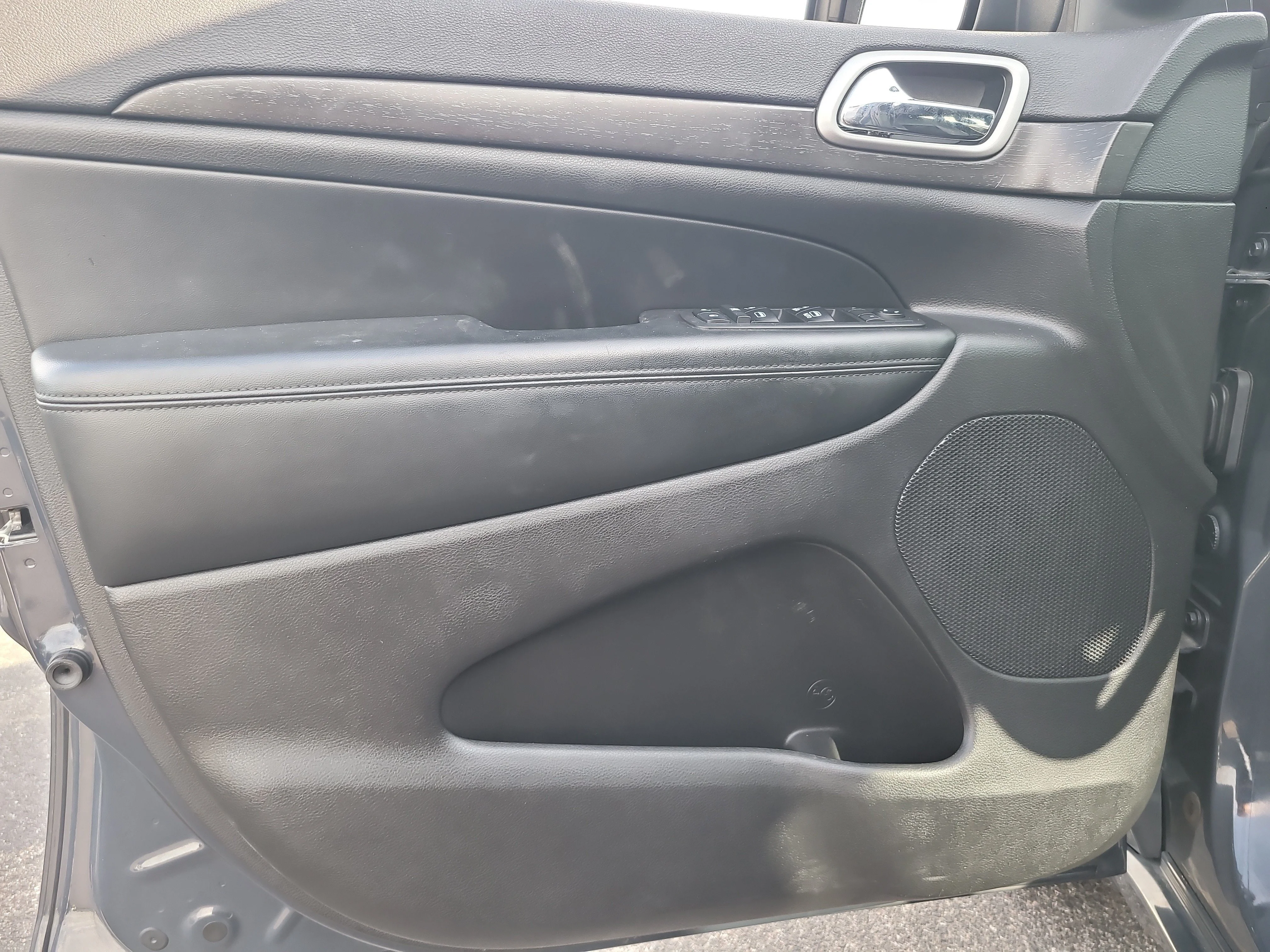 Used 2018 Rhino Clearcoat Jeep Altitude image 15