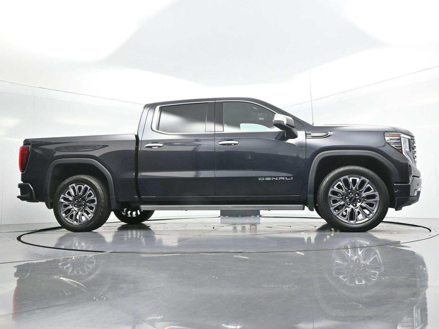 Used 2023 TITANIUM RUSH METALLIC GMC Denali Ultimate image 18