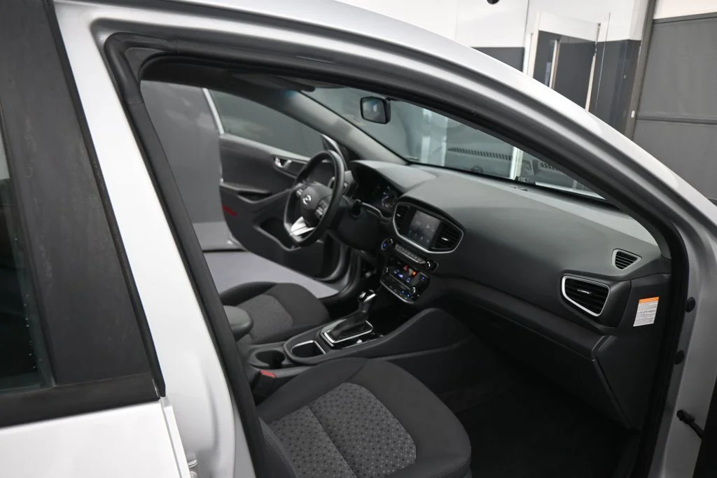 Used 2018 Silver Hyundai Blue image 44