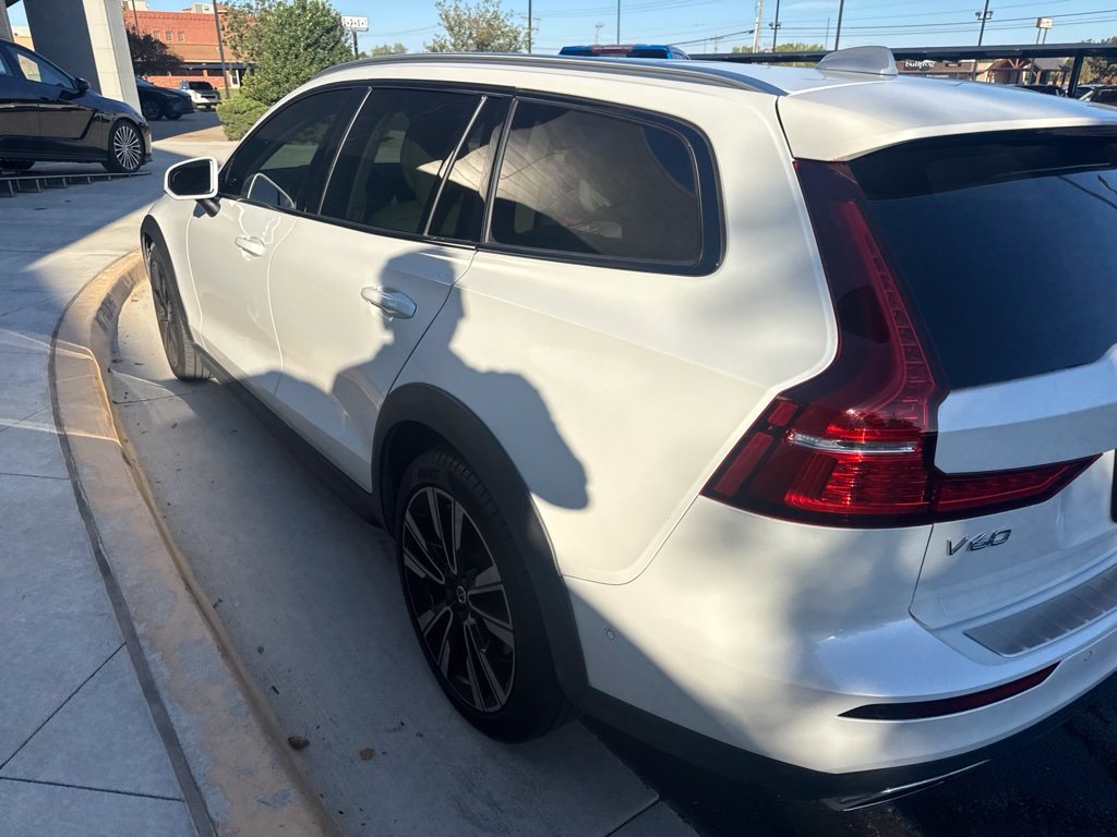 Used 2022 White Volvo T5 image 4