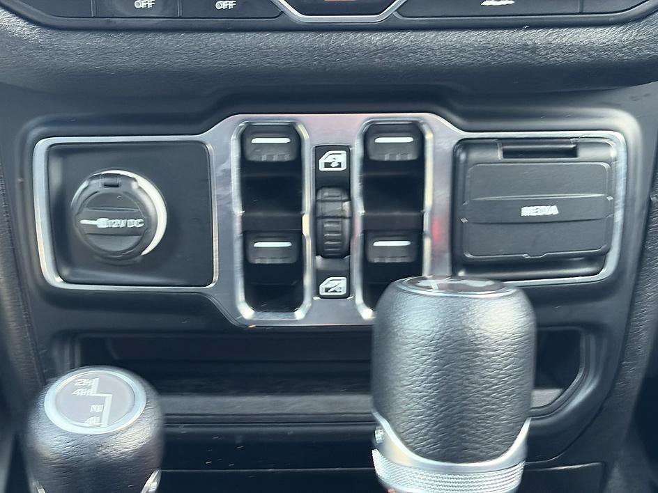 Used 2024 Earl Clearcoat Jeep Sport S image 44