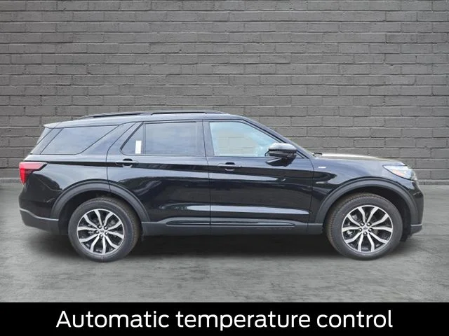 New 2027 Agate Black Metallic Ford ST-Line image 8