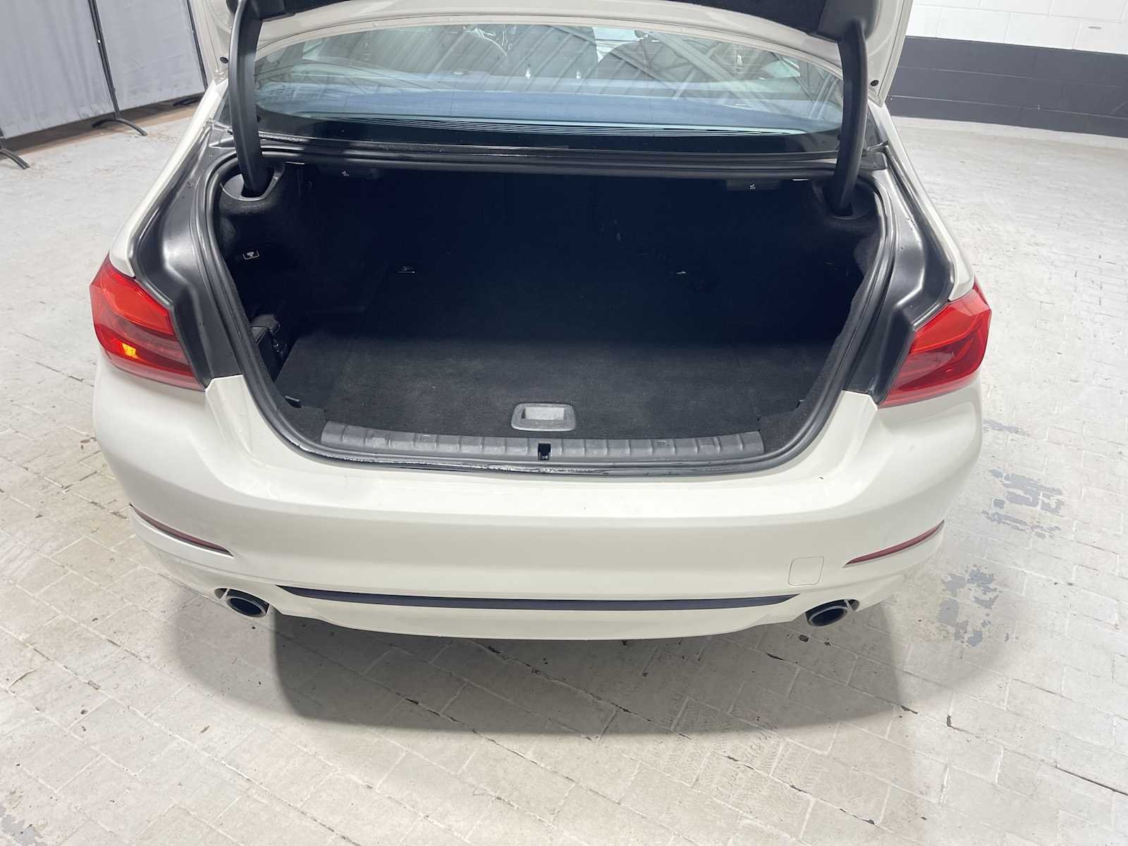 Used 2018 White BMW 530e xDrive iPerformance image 19