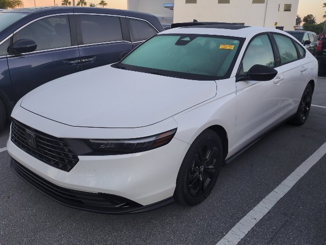 Used 2025 Platinum White Honda SE image 5