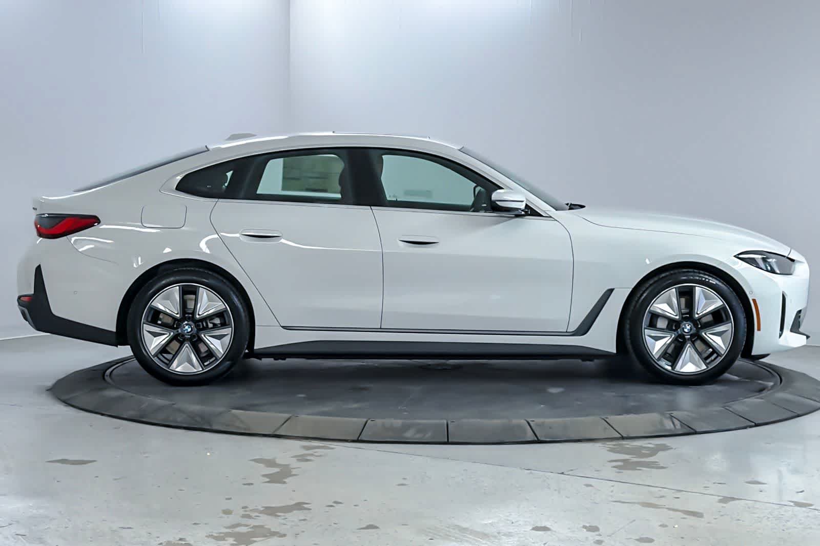 New 2026 Alpine White BMW xDrive40 image 8