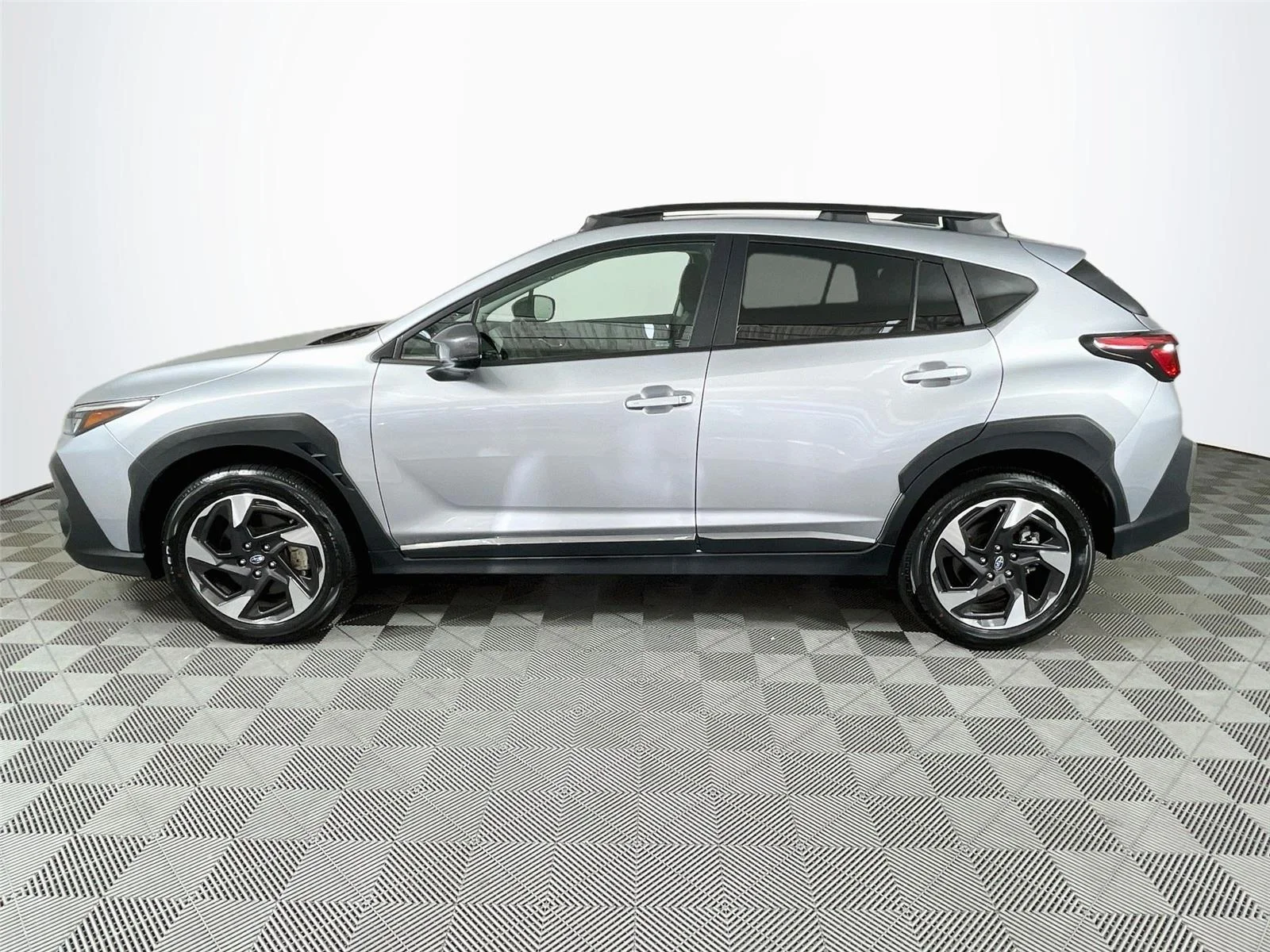 Used 2025 Ice Silver Metallic Subaru Limited image 4