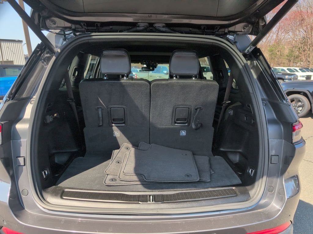 Used 2023 Gray Jeep Altitude image 25