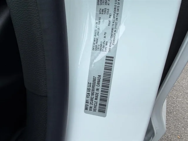 New 2027 Bright White Clear-Coat Exterior Paint Chrysler Select image 26