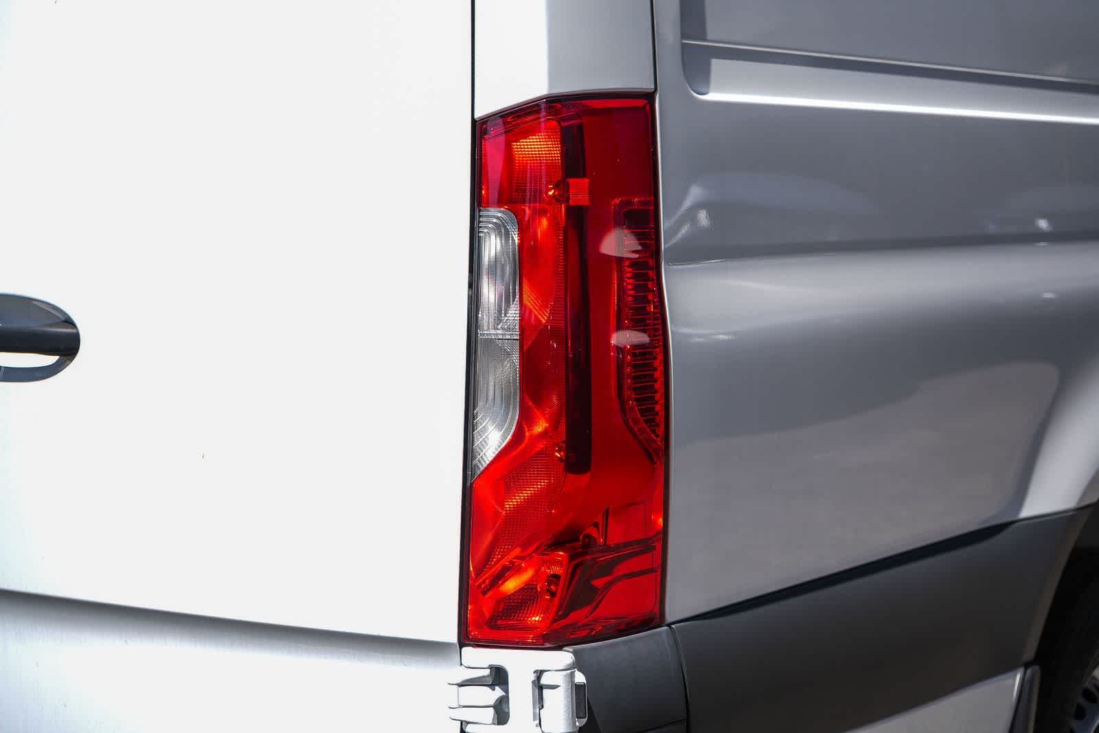 New 2025 Arctic+White Mercedes-Benz Cargo 170WB High Roof 113kW Battery RWD HO Motor image 46