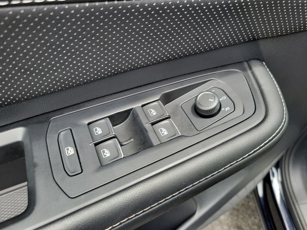 Certified Used 2024  Volkswagen 2.0T SE w/Technology image 19
