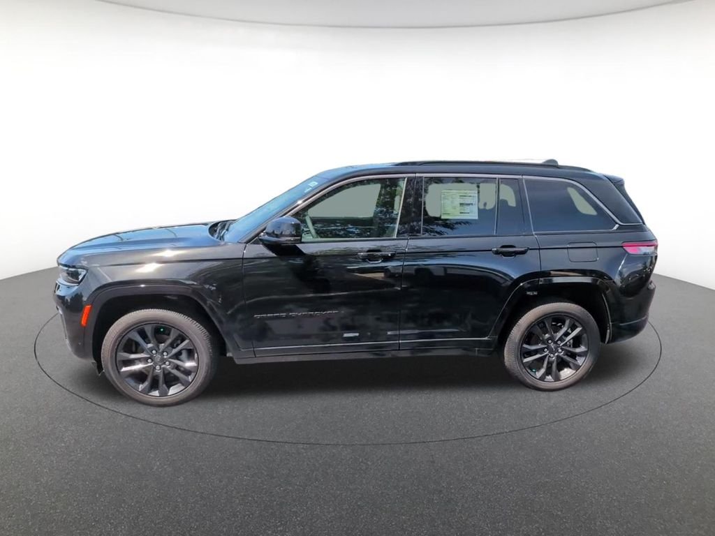 New 2026 Diamond Black Crystal Pearl-Coat Exterior Paint Jeep Limited Reserve image 10