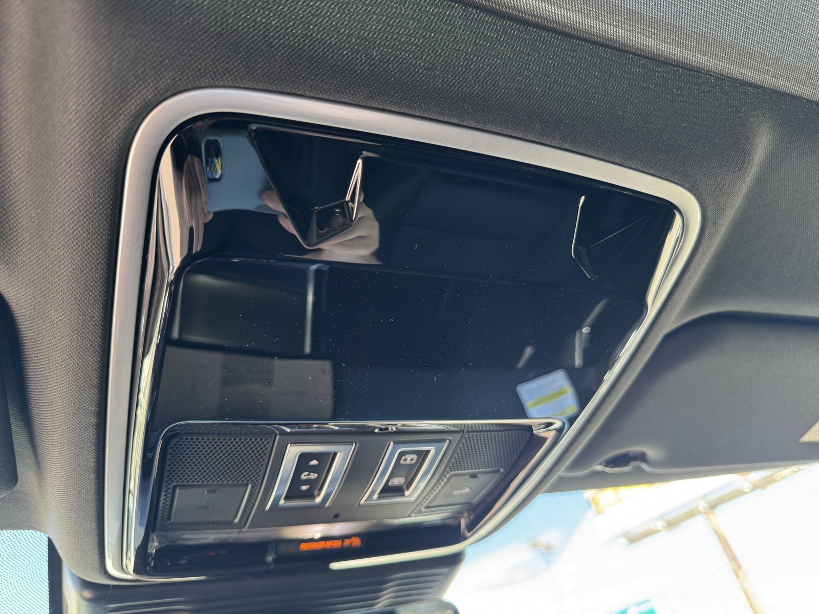New 2026 Ostuni Pearl White Land Rover Dynamic SE image 24