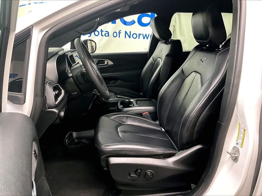 Used 2024 White Chrysler Select S Appearance image 10