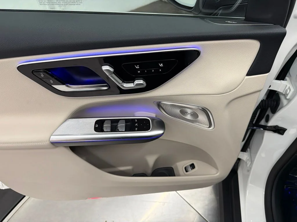 New 2027 White Mercedes-Benz GLC 300 image 16
