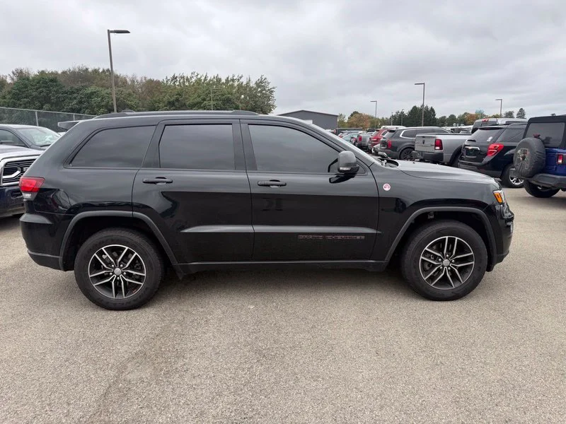 Used 2018 Black Jeep Trailhawk image 17
