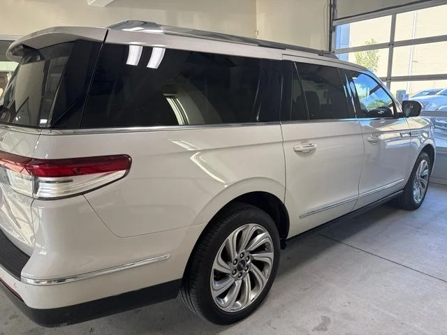 Used 2024 White Lincoln Reserve image 3