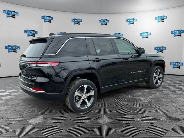 New 2026 Diamond Black Crystal Pearl-Coat Exterior Paint Jeep Limited image 5