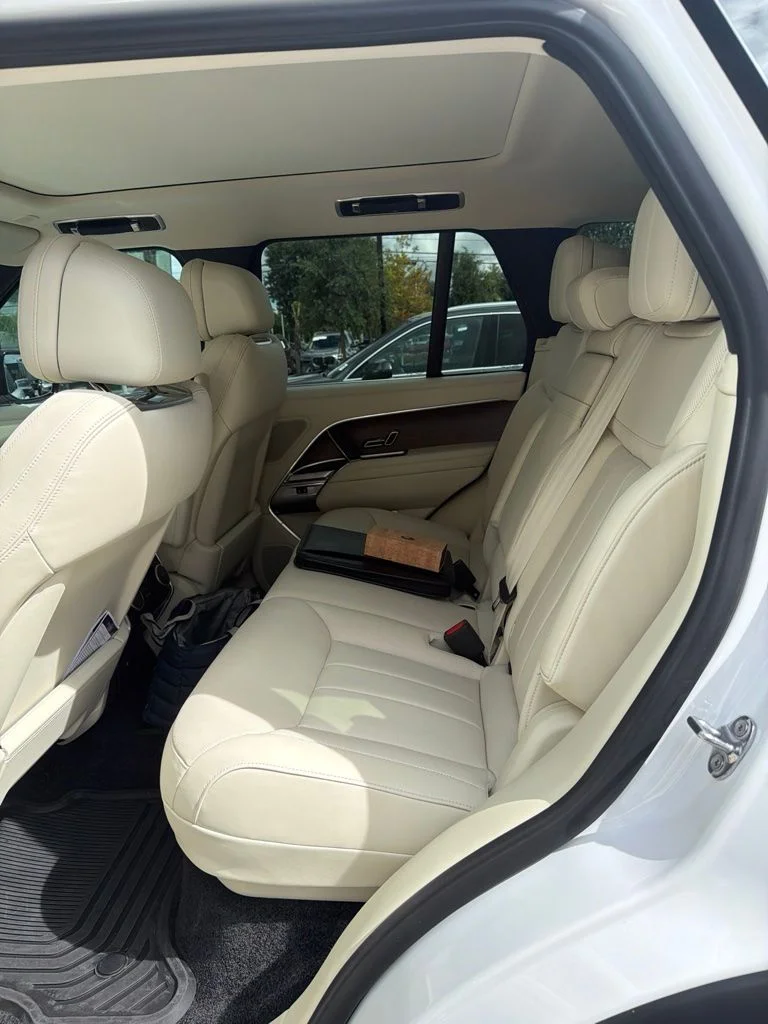 Used 2025  Land Rover SE image 5