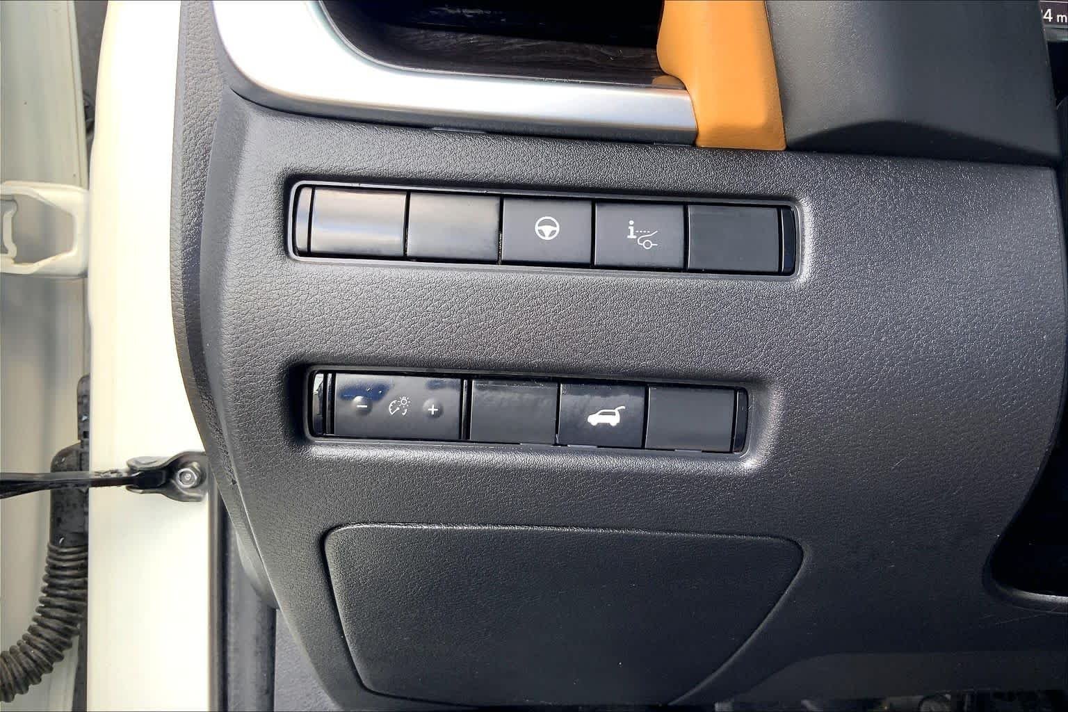 Used 2021 Pearl White Tricoat Nissan Platinum image 33