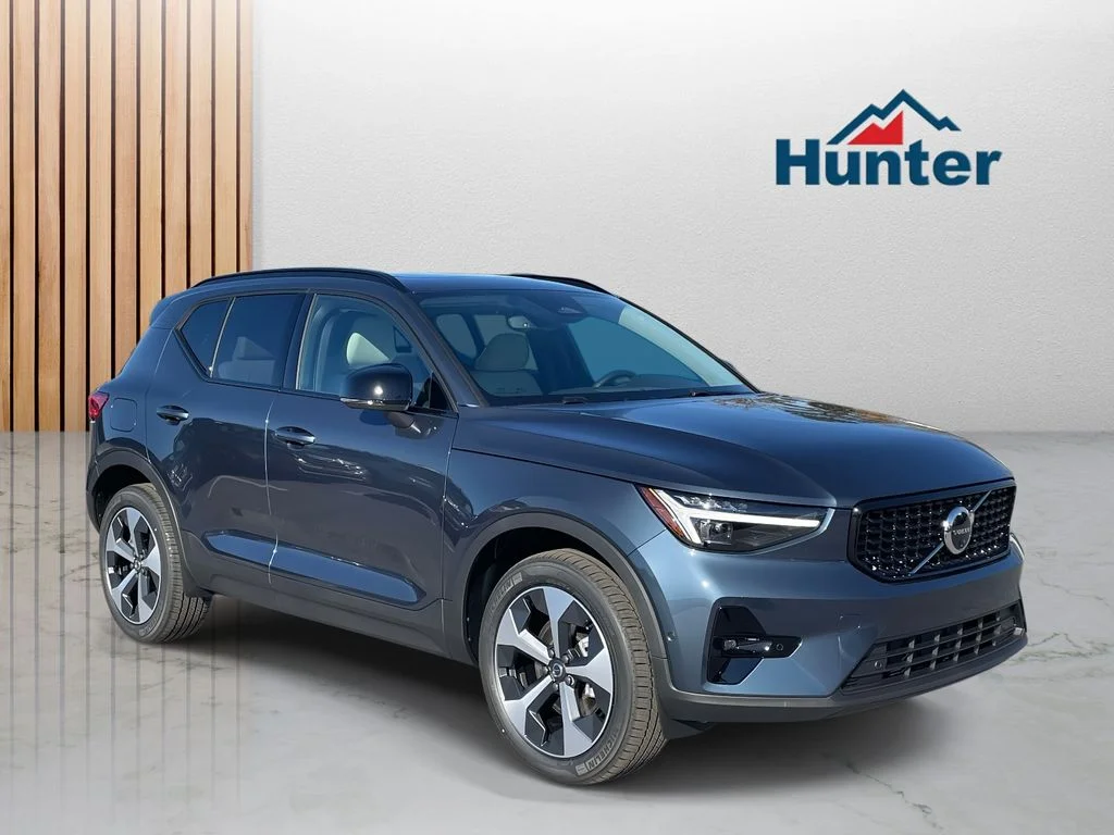 2026 Volvo XC40 B4 Plus Dark FWD's photo