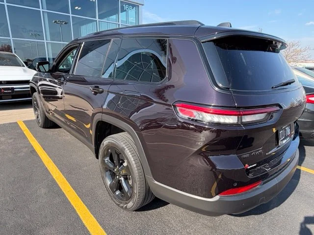 Used 2023  Jeep Limited image 5