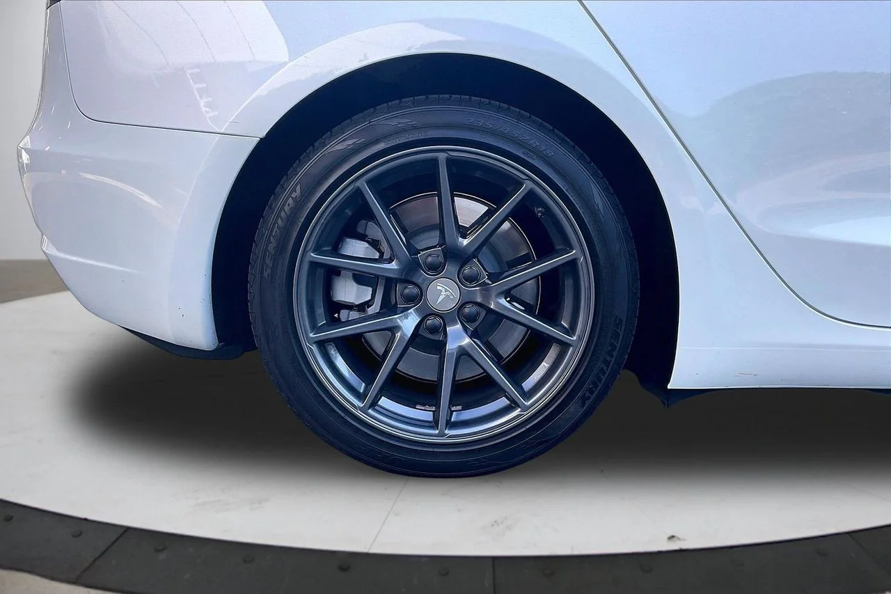 Used 2023  Tesla Base image 38