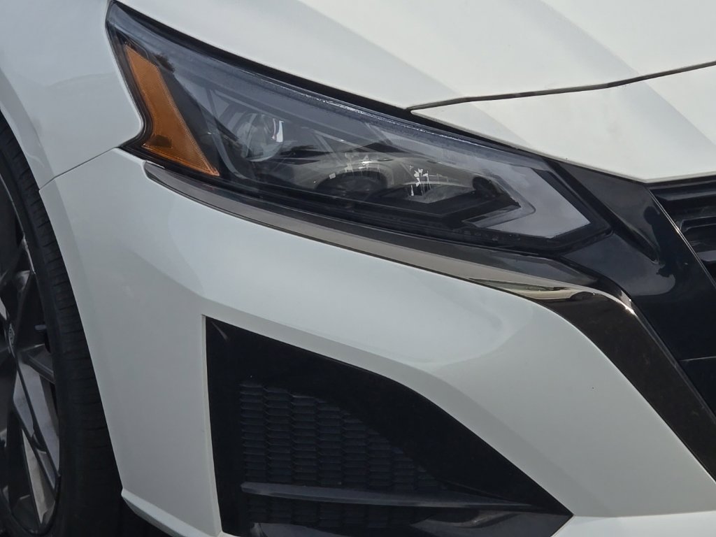 Used 2023 White Nissan 2.0 SR image 2