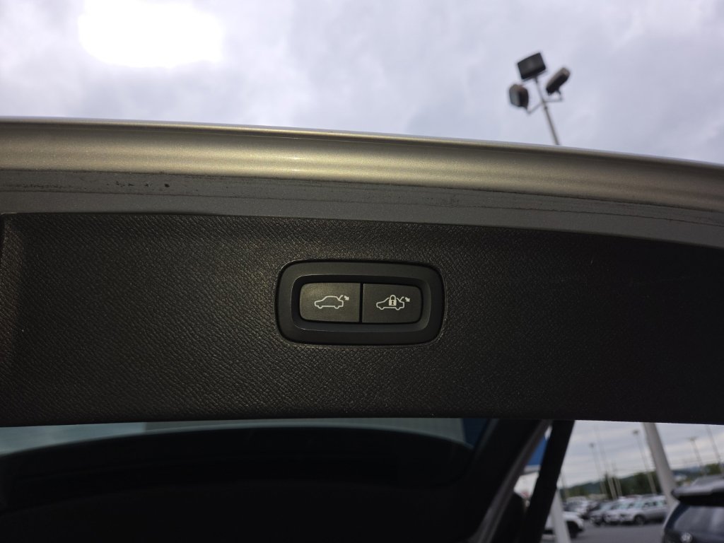 Used 2019 Silver Volvo T6 Momentum image 20