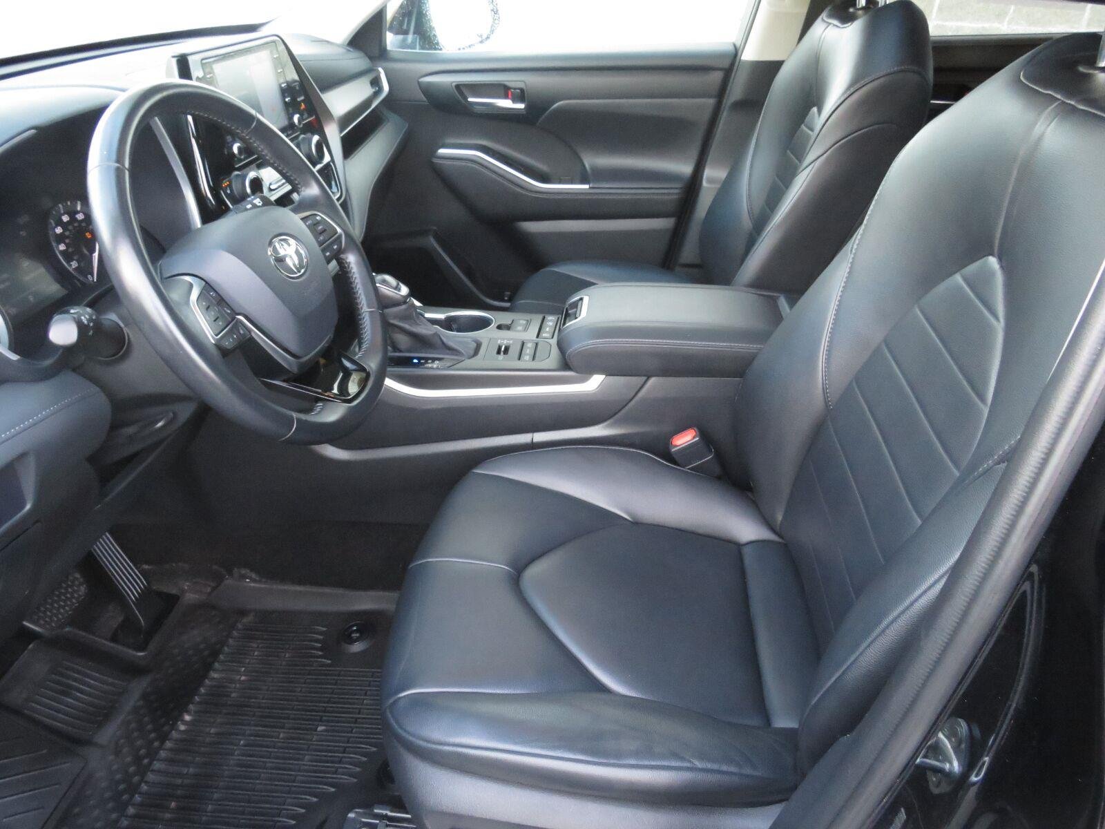 Used 2020 Midnight Black Metallic Toyota XLE image 20