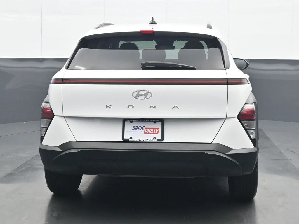 Used 2025 White Hyundai SEL image 5