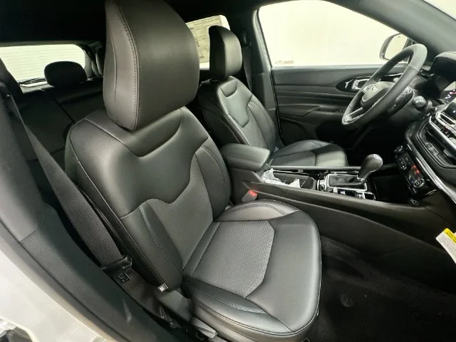 New 2026 Bright White Clear-Coat Exterior Paint Jeep Altitude image 32