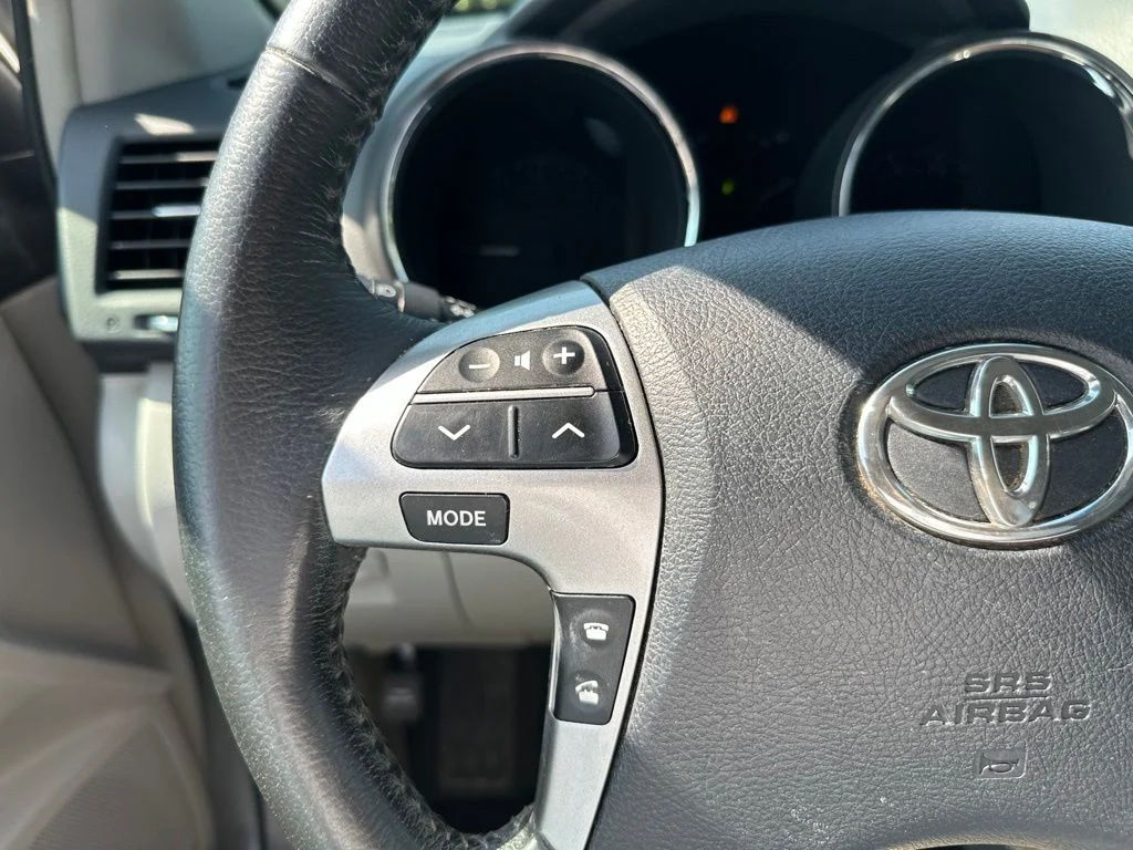 Used 2013 Classic Silver Metallic Toyota SE image 32