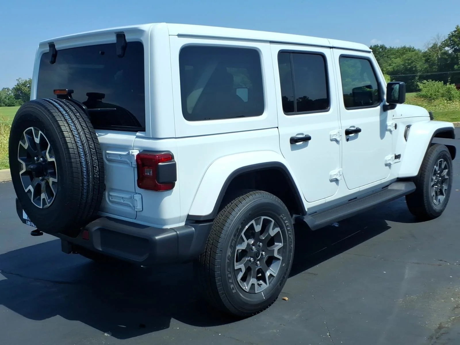 New 2026 Bright White Clear-Coat Exterior Paint Jeep Sahara image 16