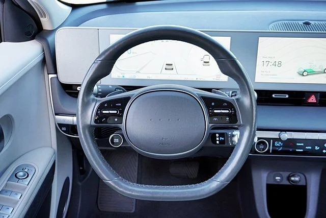 Used 2022 White Hyundai SEL image 19
