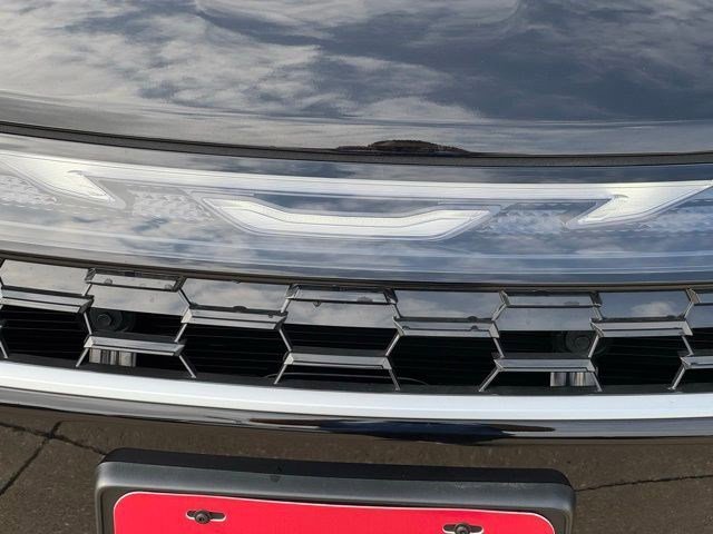 New 2027 Diamond Black Crystal Pearl-Coat Exterior Paint Chrysler Limited image 45