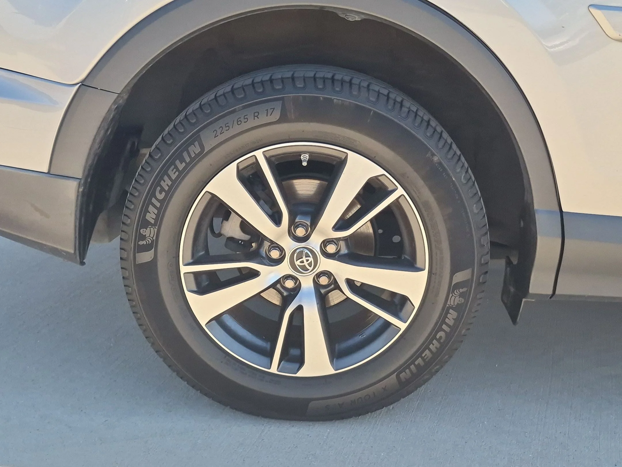 Used 2018 Silver Sky Metallic Toyota XLE image 12