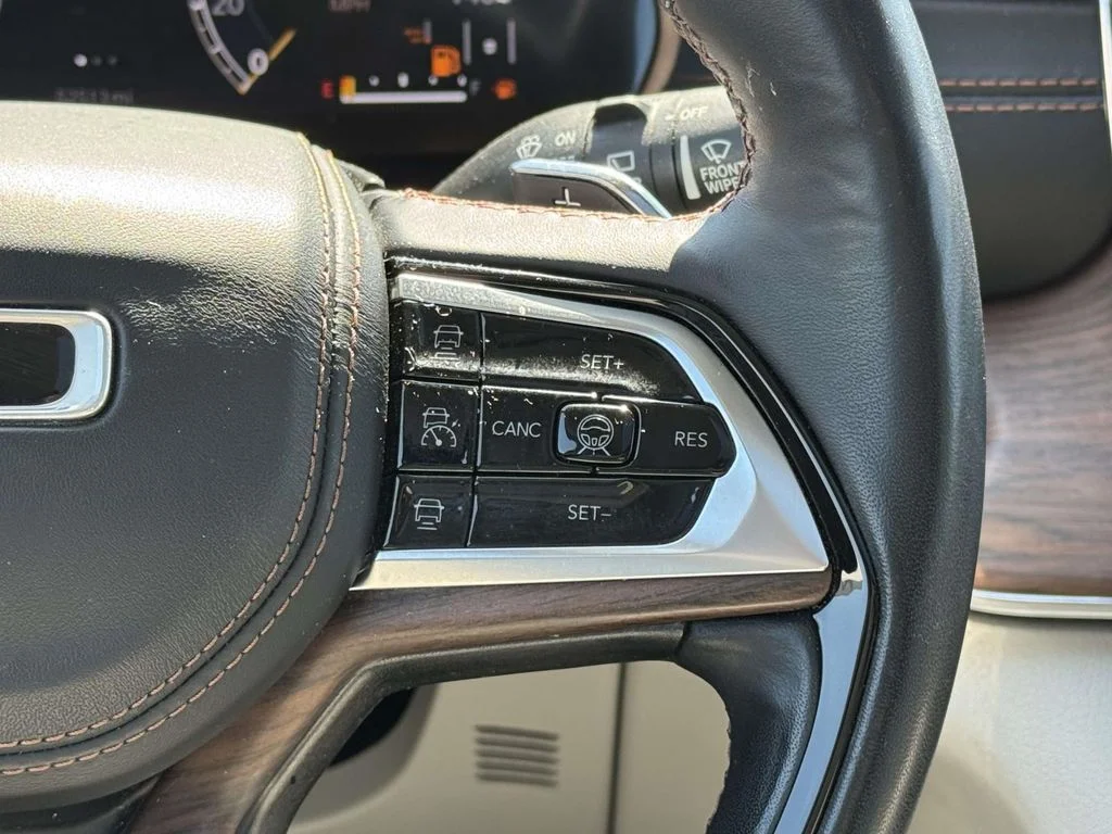 Used 2022 Silver Jeep Summit image 21