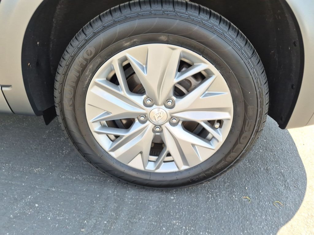 Used 2021 White Hyundai Blue image 11