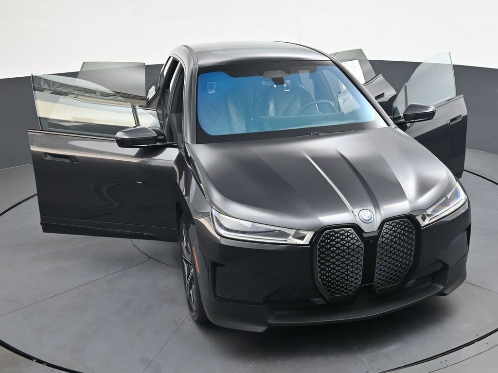 Used 2022 Gray BMW xDrive50 image 35