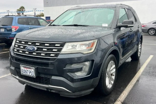 Used 2017  Ford XLT image 2