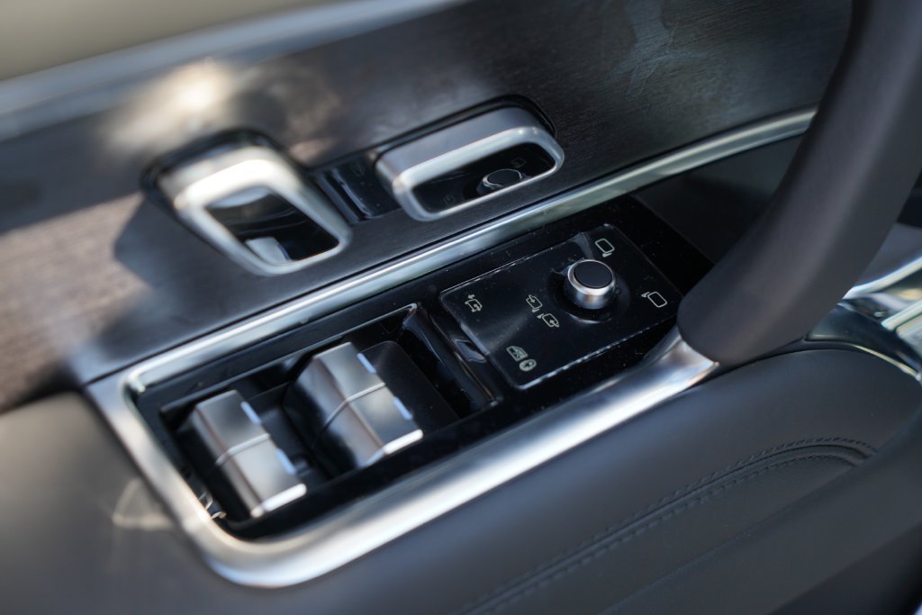 New 2027 Fuji White Land Rover SE image 19