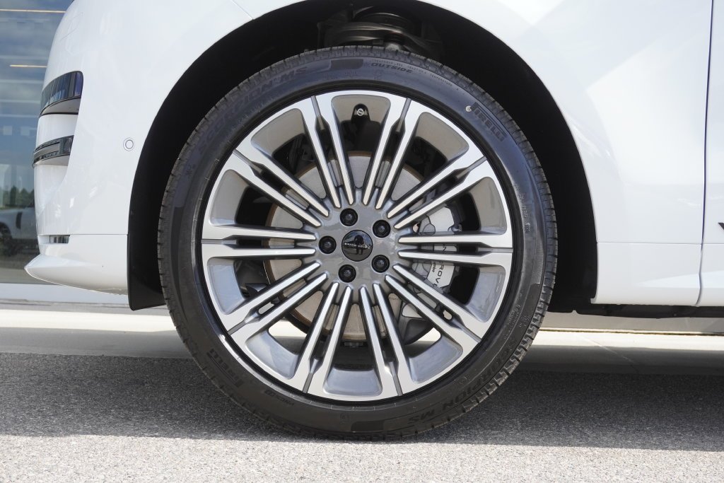 New 2026 Fuji White LAND ROVER Dynamic SE image 34
