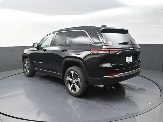 New 2026 Diamond Black Crystal Pearlcoat Jeep Limited image 7