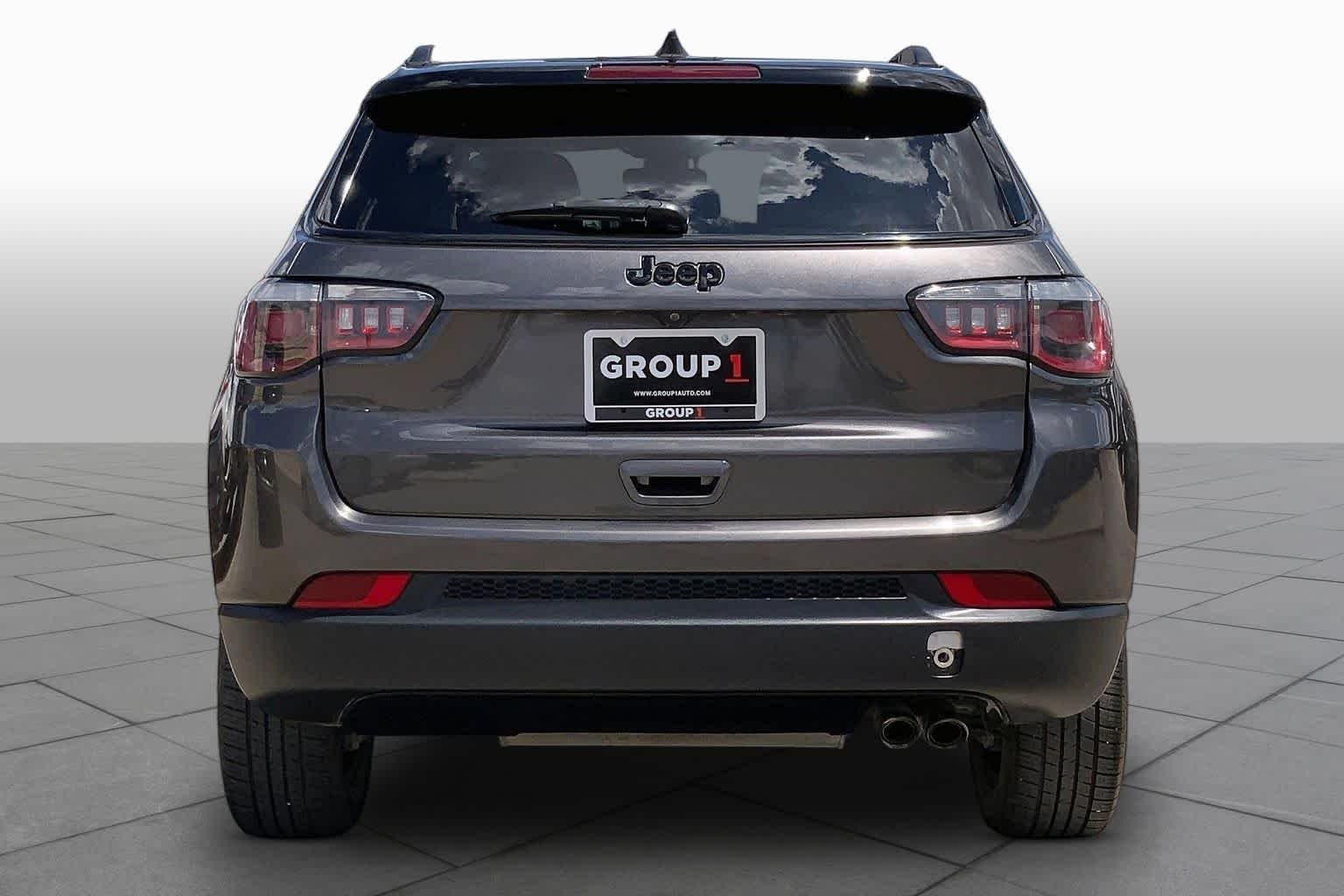 Used 2019 Granite Crystal Metallic Clearcoat Jeep Altitude image 5