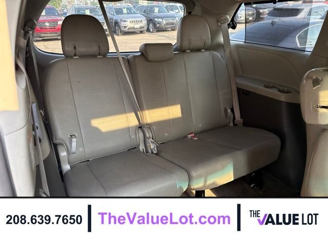 Used 2017 White Toyota XLE Premium image 21
