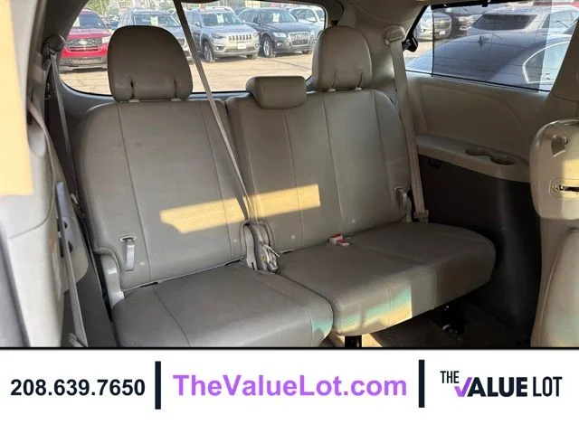 Used 2017 White Toyota XLE Premium image 21