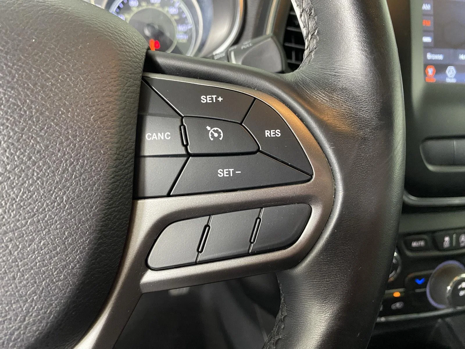 Used 2019 Granite Crystal Metallic Clearcoat Jeep Latitude Plus image 15